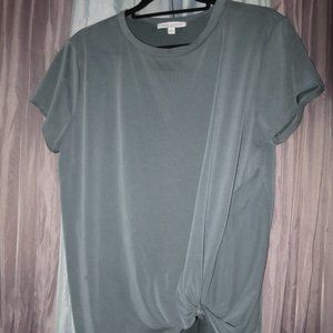 Twisted knot hem gorgeous green blouse